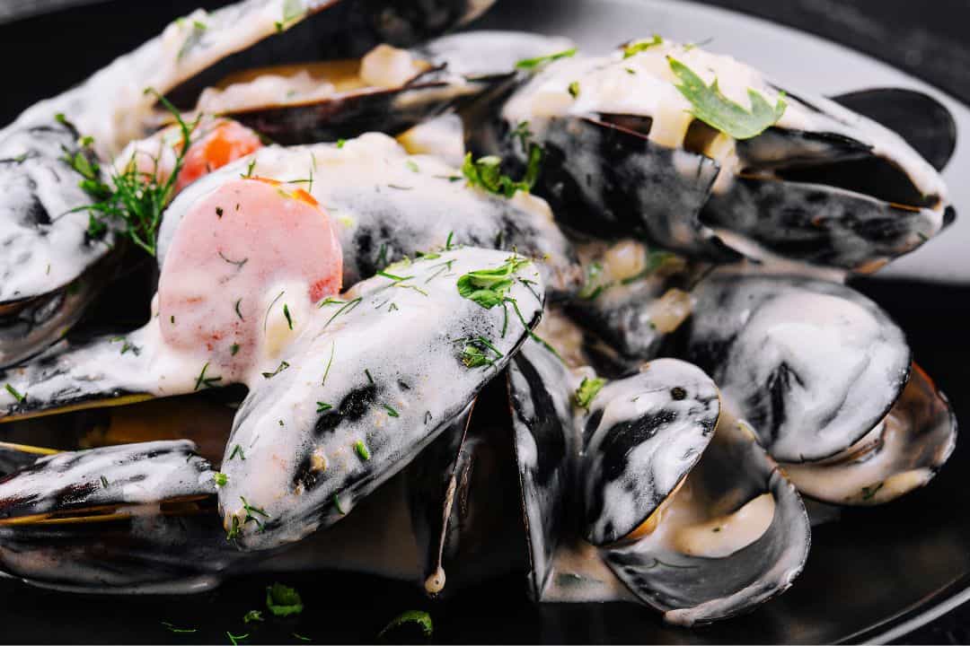 Mussels in garlic cream sauce